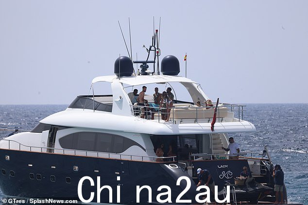 社交活动:前锋后来走到顶层并与朋友聊天