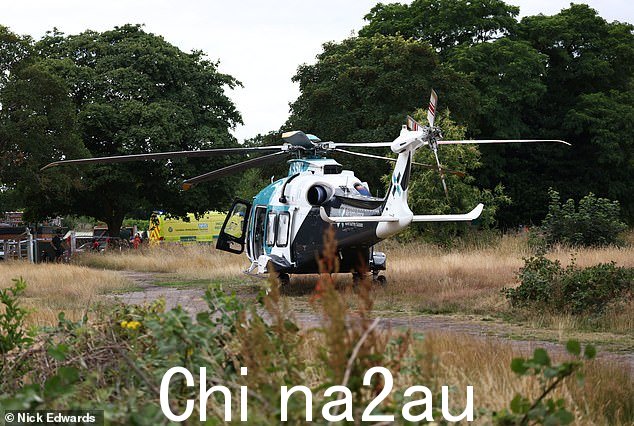 一架空中救护车抵达温布尔登坎普路附近
