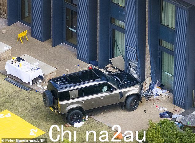 现场图片显示桌椅被四轮驱动车压碎,然后撞上预科中心大厅的外墙温布尔登学校