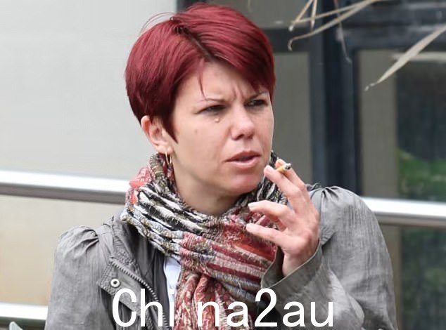 史密斯(如图)对婴儿艾米下了三次毒,最后才杀死了她。她压碎了强效止痛药二氢可待因片剂(仅供成人使用),然后用奶瓶喂给艾米