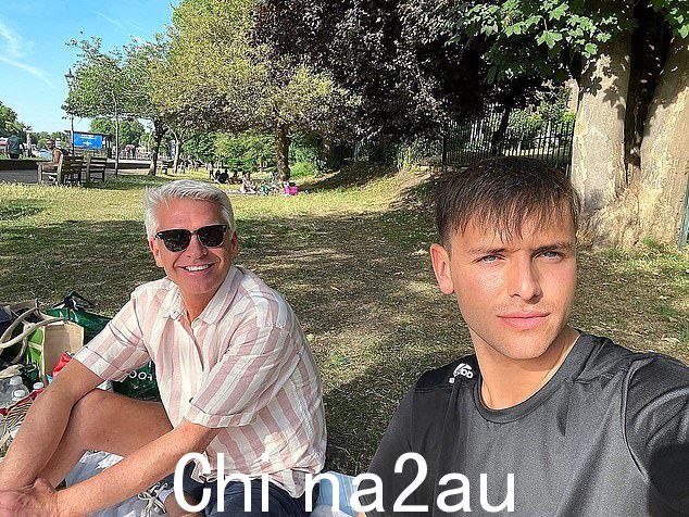 菲利普·斯科菲尔德因为他的朋友本·佩里曼(右)提供人物推荐而被贴上“伪君子”的标签,这可能帮助本在 2018 年因复仇色情而获得了宽大的判决