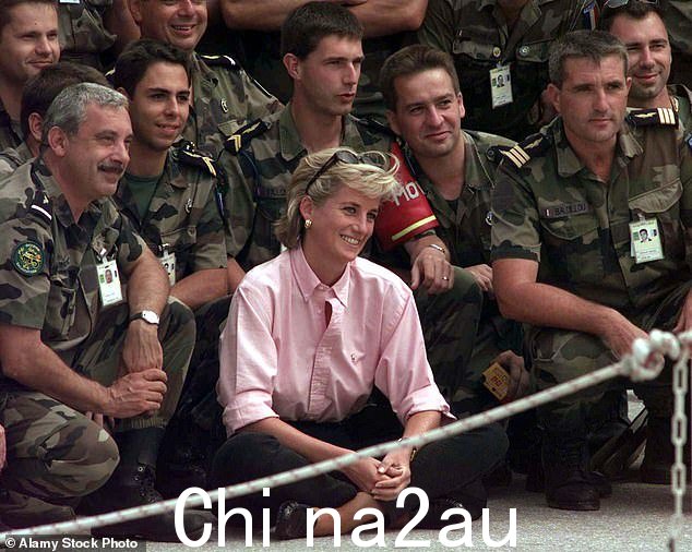 也许威廉是从他母亲那里得到的?戴安娜王妃也喜欢卷起袖子。照片中她与部队一起访问波斯尼亚
