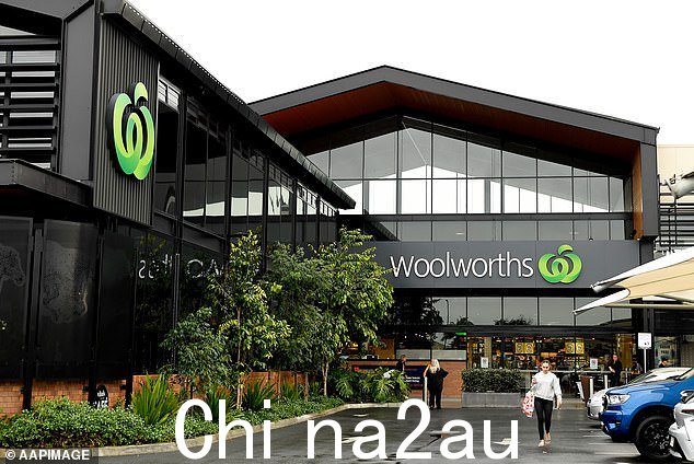 当这个女人走路时 走路穿过布里斯班中央商务区 Woolworth's 的过道时，她说她听到了“经理嘴里说出的最糟糕的语言” /><p><p style=