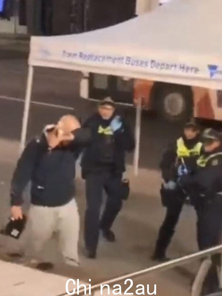 警方似乎使用了胡椒粉喷在男人身上。图片：Twitter / @meanwhileinau