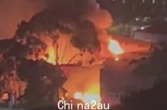 火势很猛！悉尼北部一仓库发生火灾，出动50名消防员（图）