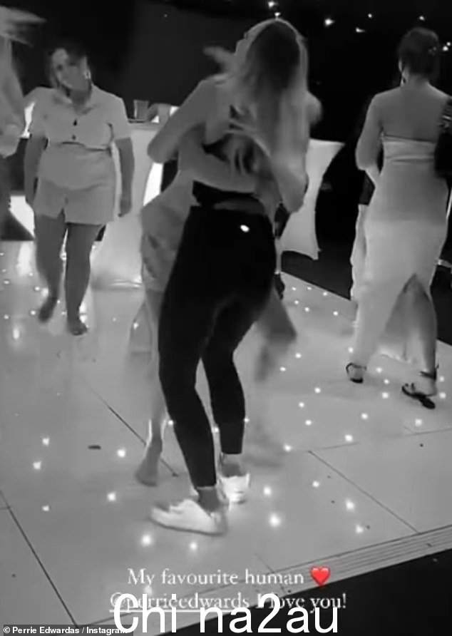 Comfy: 后来她穿上舒适的黑色运动服参加派对过夜
