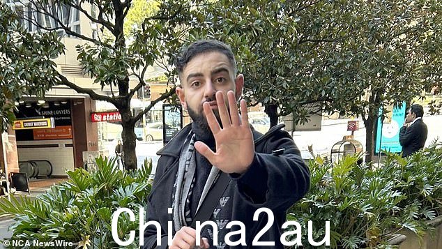 Eessa Abdallah 周一在悉尼唐宁中心地方法院外承认毒品指控后对媒体感到不安
