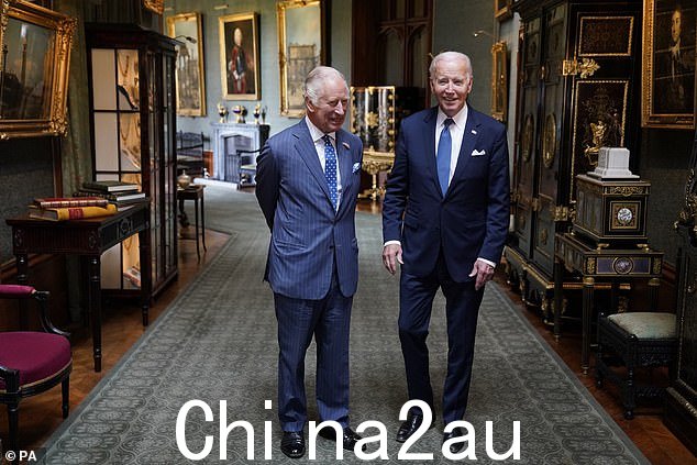 两人在穿过王宫时被画作包围