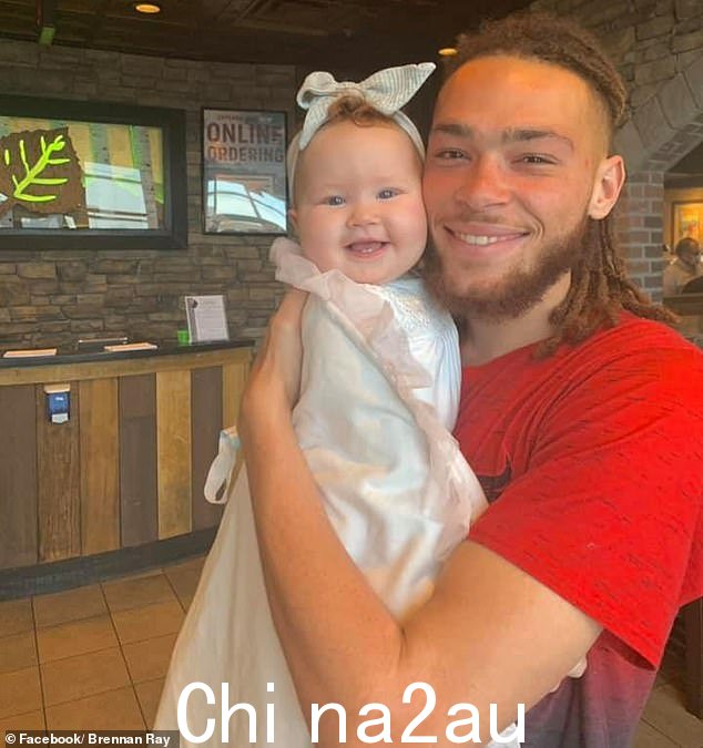雷告诉男孩他只有一个两岁的女儿,但答应打个招呼' 每当沃克在城里看到他时,都会对他说“ class=