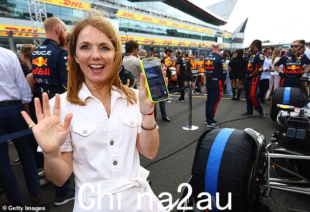 出尽风头:50 岁的 Geri Horner 与孩子们一起参加比赛,身着时尚的白色牛仔连身裤,引人注目