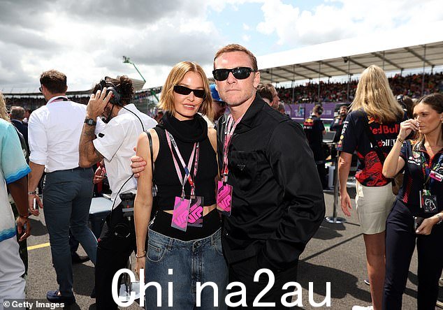阿凡达明星萨姆同时穿着价值 2,250 美元的 Prada 黑色系扣衬衫和黑色牛仔裤,展现出时尚的身材