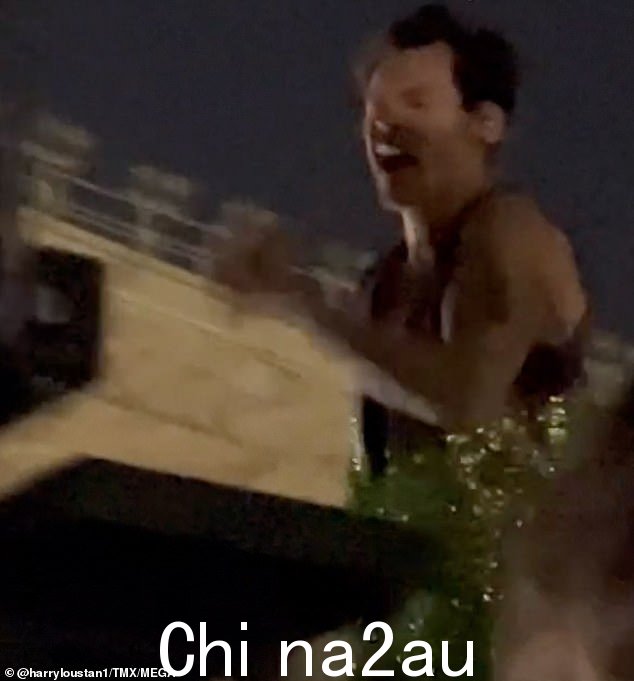 哎呀!周六,哈利·斯泰尔斯 (Harry Styles) 在奥地利维也纳举办的 Love On Tour 音乐会上,在舞台上被飞出的物体击中脸部,这是令人震惊的时刻