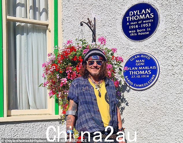 看看这是谁!约翰尼·德普 (Johnny Depp) 突然造访诗人迪伦·托马斯 (Dylan Thomas) 的出生地,令安静的威尔士郊区 Cwmdonkin Drive 的居民震惊不已