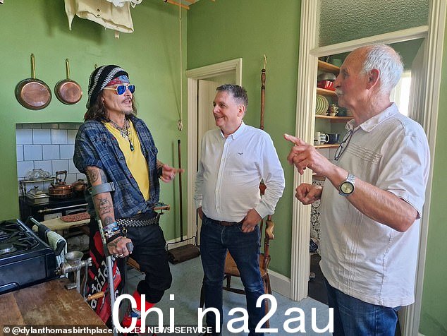 休闲:这位演员在脚踝受伤后还依靠拐杖,这迫使他推迟了上个月的美国巡演日期