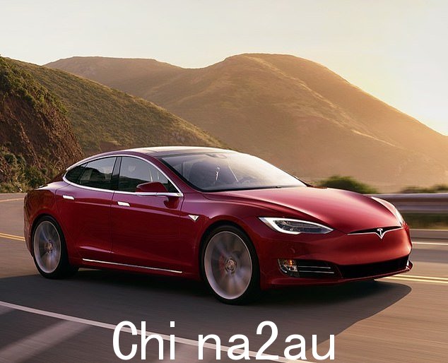 布拉德有两辆特斯拉 Model S 汽车,一辆黑色,一辆银色(上面的照片)