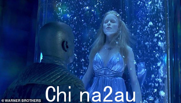 《冰雪奇缘》:她穿着银色长袍,浸泡在冰水中