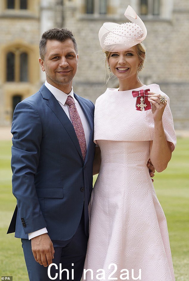 干得好:Rachel Riley 因其在提高人们对大屠杀的认识和打击反犹太主义方面所做的工作而在温莎城堡获得了 MBE