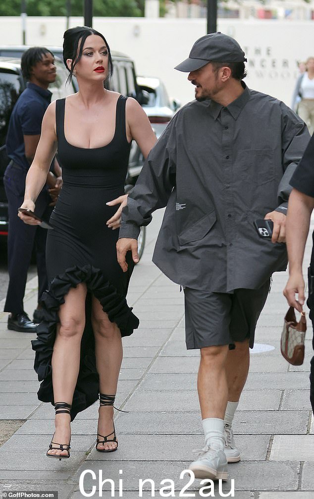 对比风格:凯蒂·佩里 (Katy Perry) 穿着性感的黑色连衣裙,涂着光滑的红色唇膏,光彩照人,而她的未婚夫奥兰多·布鲁姆 (Orlando Bloom) 看起来更适合钓鱼,而不是用餐