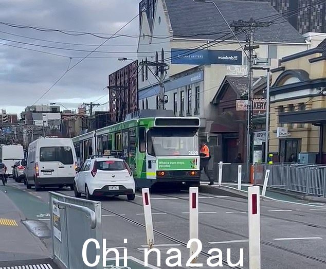 附近当地人记录了他返回电车的那一刻,并指责司机自私,造成狭窄道路上的交通积压