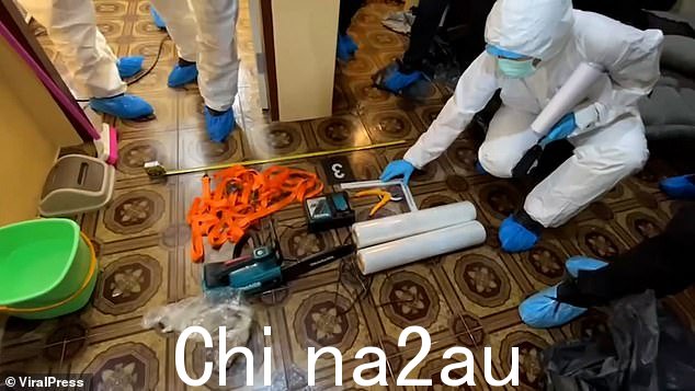 警方在装有冰箱的房子里发现了电锯、橙色绳子和真空密封器