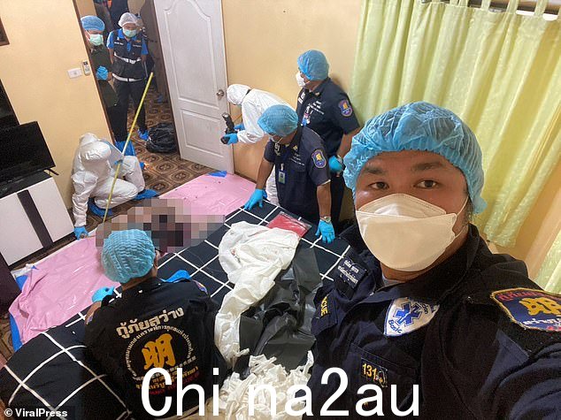 在泰国芭堤雅市的一所房子里发现的官员与尸体合影
