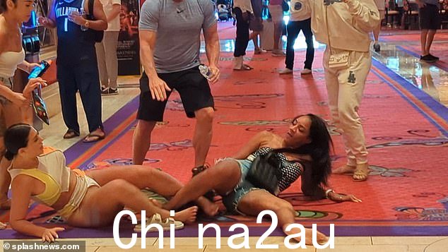 两个独立的视频捕捉到了这场斗殴的部分内容,第一个视频显示其中一名女性 - 穿着金色服装(左) - 将另一名穿着黑白上衣和牛仔短裤的女性(右)别在身上到赌场的红地毯