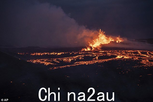 熔岩从 Fagradalsfjall 火山的裂缝中涌出,冰岛当局周二警告观众远离