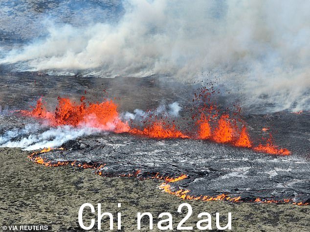 周一,首都雷克雅未克附近的雷克雅内斯半岛火山喷发后,浓烟滚滚,熔岩喷涌