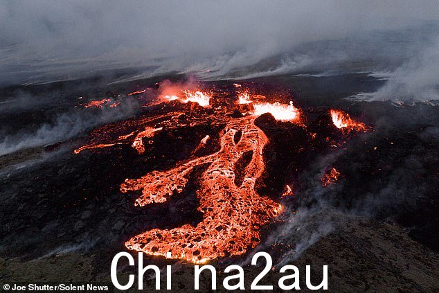 熔岩穿过冰岛地貌,最近几天发生多次地震后,Fagradalsfjall 开始喷发