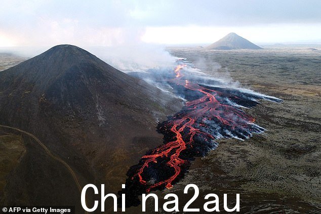 这张周一拍摄的航拍照片显示火山喷发期间流动的熔岩冒出滚滚浓烟