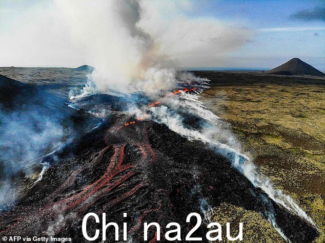 Litli Hrutur 附近的火山喷发期间,流动的熔岩冒出滚滚浓烟
