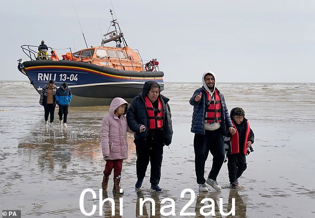 自 3 月 7 日起抵达英国的移民仍将面临重新进入英国的禁令,并将被排除在该国获得定居或公民身份
