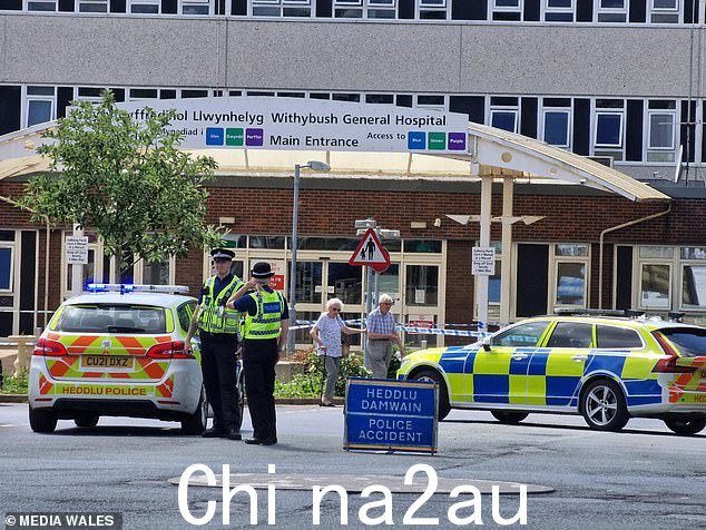 警察在彭布罗克郡哈弗福德韦斯特的 Withybush 医院外发生车祸后拍照