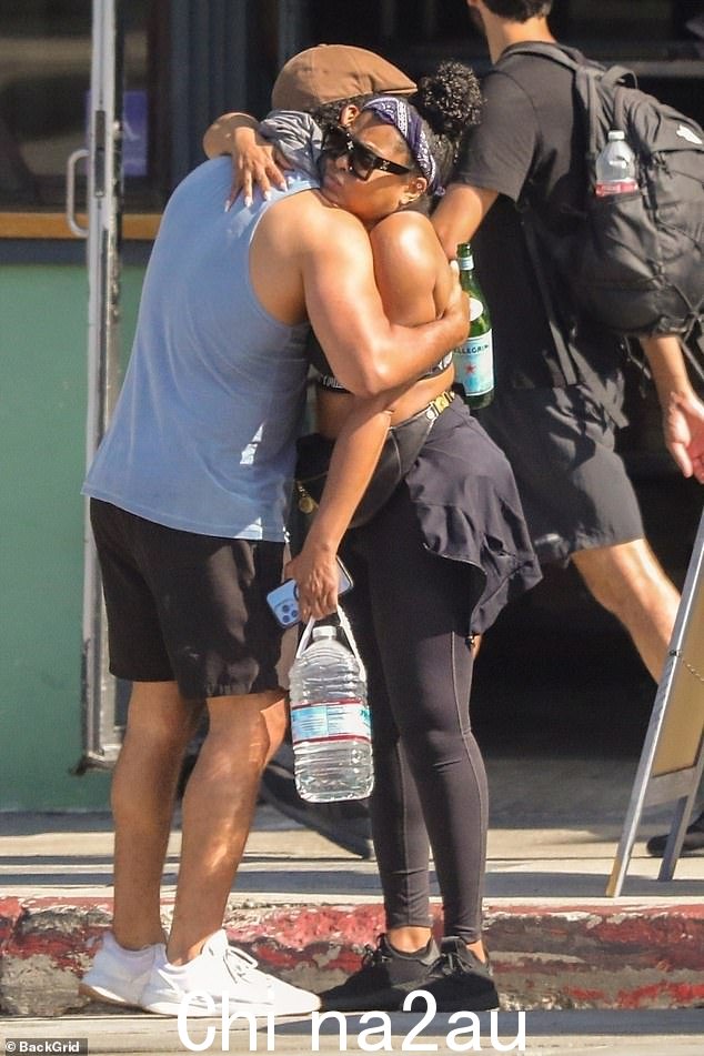 表示支持:41 岁的朱西·斯莫利特 (Jussie Smollett) 和 52 岁的塔拉吉·P·汉森 (Taraji P. Henson) 在周六一起锻炼了一部分时间后拥抱道别,其中可能包括徒步旅行和在一家餐厅吃午餐。洛杉矶的快闪餐厅