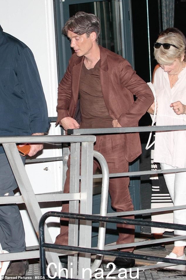 联合主演:47 岁的男主角希里安·墨菲 (Cillian Murphy) 穿着棕色西装和棕色 T 恤,看起来一如既往的英俊
