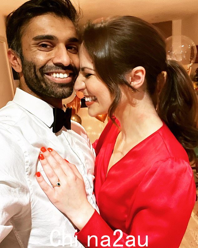6 月份在与演员未婚夫 Nikesh Patel(合照)出庭时,索普女士讲述了她如何向大都会警察局提供了一份 89 页的文件,其中包含她所面临骚扰的详细信息