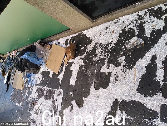 悉尼人行道上散布着一个裂开的豆袋和其他物品，凸显了该国的无家可归危机
