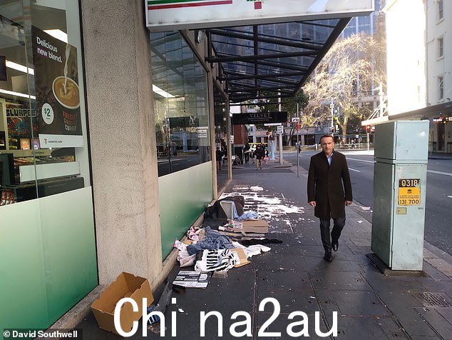 7/11 商店的一名工作人员表示,如果物品撞到商店的玻璃墙,员工有时会清理乱七八糟的东西