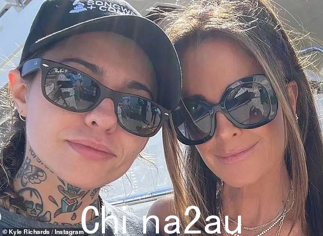 新恋情?这一令人震惊的分手发生在 TMZ 报道称凯尔在分居后一直在与乡村歌手韦德“约会”,并且“据称他们有相配的心形纹身”