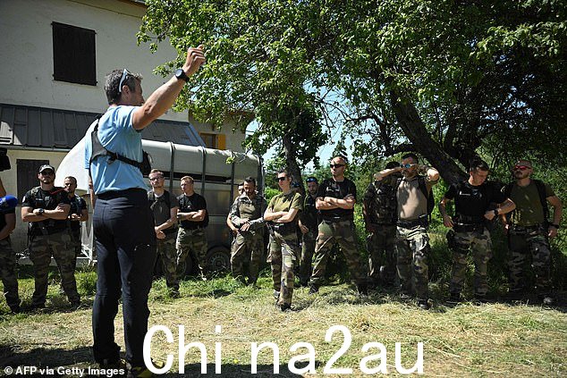 法国宪兵在参与两岁半埃米尔的搜索行动之前听取简报