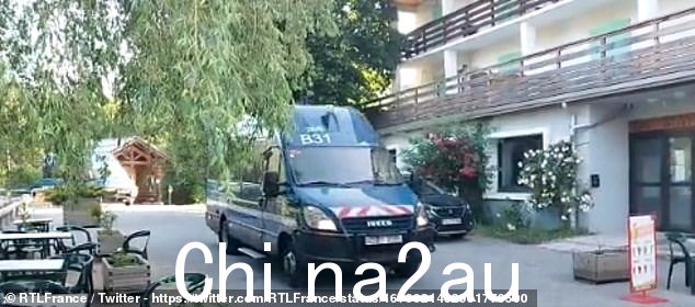 看到警车抵达该地区继续搜寻埃米尔
