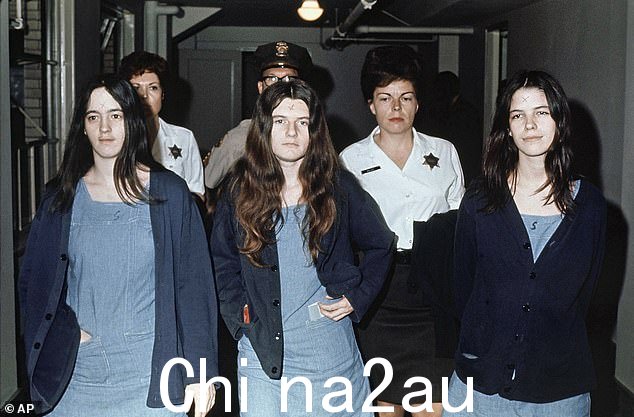Susan Atkins(左)、Patricia Krenwinkel 和 Leslie Van Houten 上图