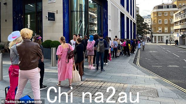 今天伦敦芭比电影首映式的排队队伍从莱斯特广场的电影院蜿蜒了几个街区,其中一些人打扮成芭比或肯,戴着牛仔帽和金色假发