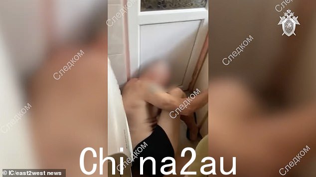 俄罗斯执法部门声称他是根据乌克兰的命令被枪杀的,并紧急逮捕了嫌疑人、六名孩子的父亲、乌克兰出生的柔道老师谢尔盖·杰尼森科 (Sergei Denisenko),64 岁(照片中,武装警察冲进他的家时,他蜷缩着身子)