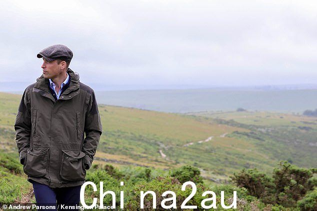 威尔士亲王在探索该地区时显得沉思,该地区是再生项目的核心