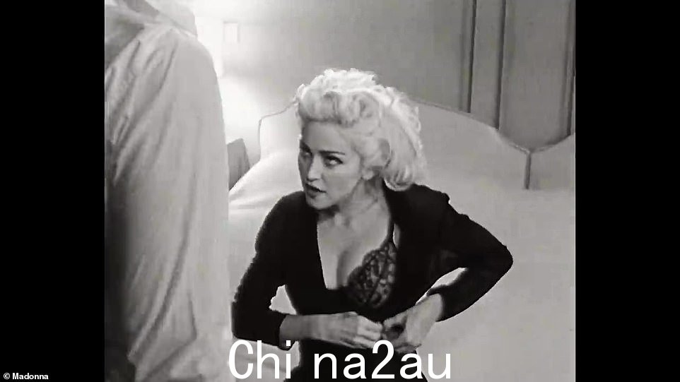 她的灵感?卡瓦拉里在 1990 年的《Justify My Love》音乐录影带中看起来有点像麦当娜,当时她在酒店房间里勾引男人之前在外套下穿着黑色蕾丝内衣