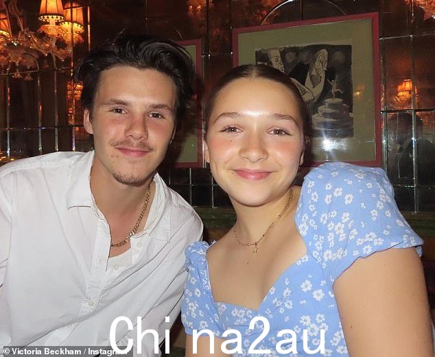 兄弟姐妹:上周二,他与父母维多利亚和大卫一起参加了一顿丰盛的晚餐,以纪念他们的结婚 24 周年纪念日(与妹妹哈珀合影)