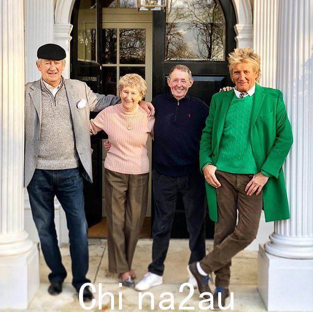 罗德·斯图尔特爵士经常赞扬他的兄弟姐妹在他的整个职业生涯中对他的支持。四个兄弟姐妹关系非常亲密,但他们在 1975 年 40 岁时失去了妹妹佩吉