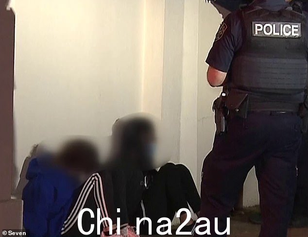 四名年龄分别为14岁和15岁的青少年被捕，预计将被指控犯有严重抢劫和非法使用机动车辆等多项严重罪行