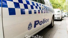 两名男子在带领警察在悉尼进行长达两个小时的疯狂追捕后被捕，警察被猛烈抛掷并开枪射击
